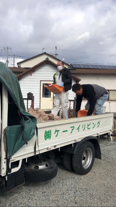 トラック積み込み中